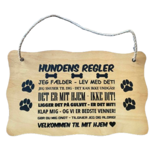 Træskilt med "hundens regler"