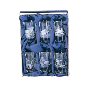 Snapsglas med graveret vildt motiv