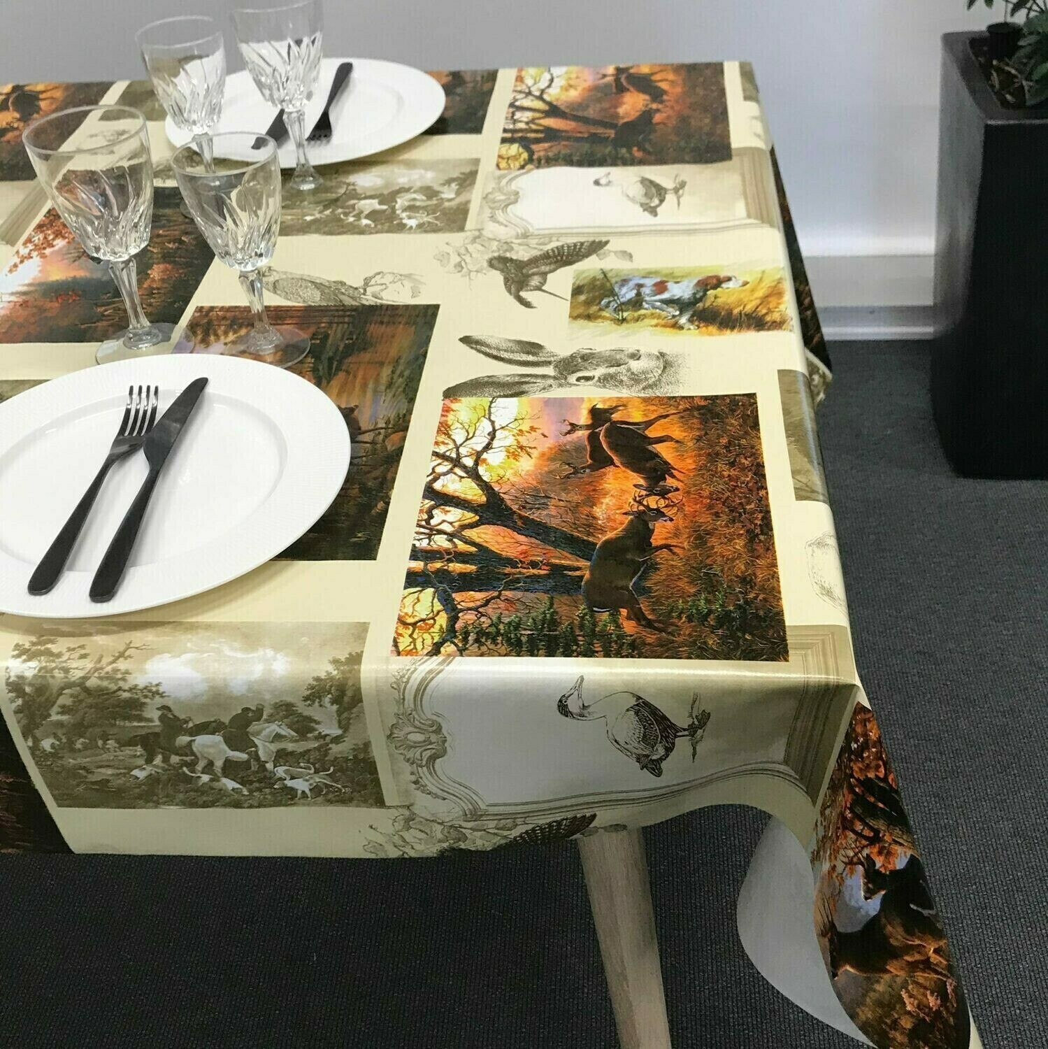 Voksdug med motiv af forskellige vildtarter