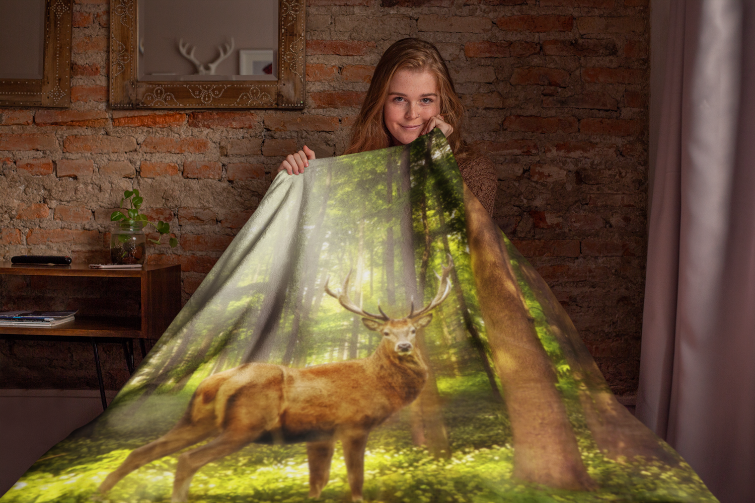 Fleece tæppe med print af Kronhjort