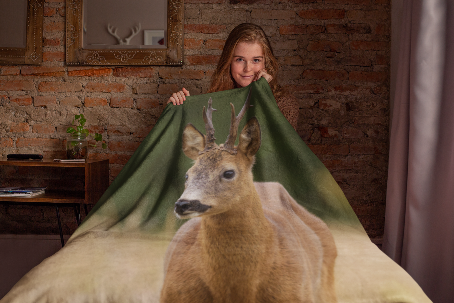 Fleece tæppe med print af Råbuk