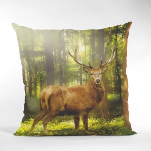 Pyntepude med print af Kronhjort i skov