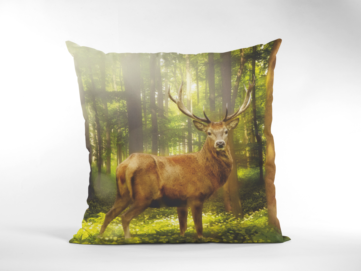 Pyntepude med print af Kronhjort i skov